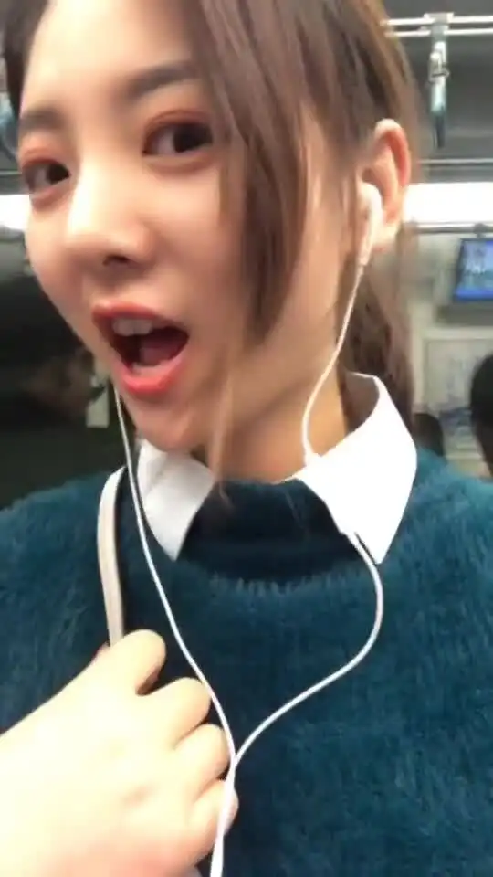  小美女在地铁好嗨,网友这表情我也是醉了