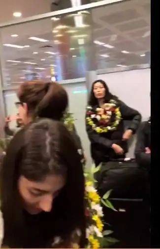  朱婷随队抵达土耳其,球迷敲锣打鼓迎接,她戴上花环笑意盈盈
