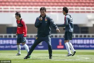  国足西安备战玩抓人高洪波秀脚法