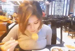 搞笑gif妹子不要动,这里有点脏我给你弄干净  搞笑gif妹子不要动,这里有点脏我给你弄干净