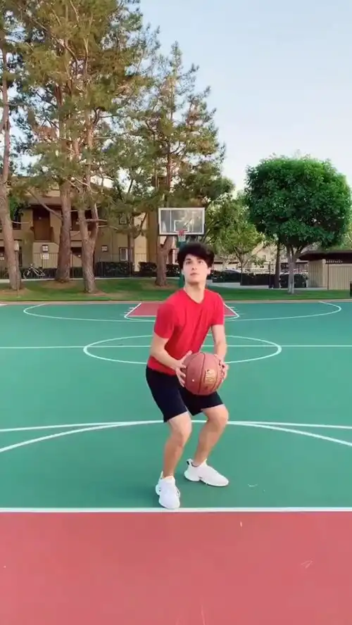  挑战花式投篮,就没有我投不进的球搞笑