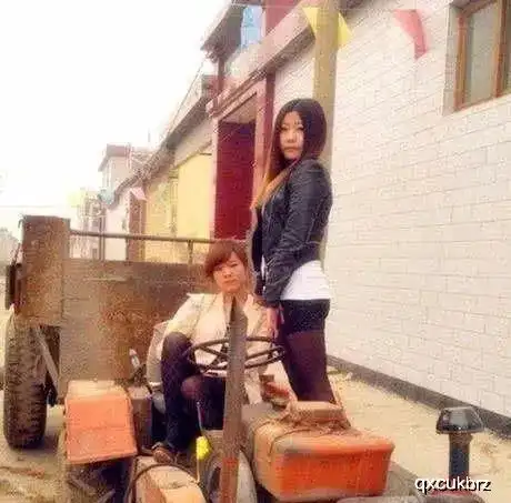  搞笑图片幽默段子笑话小胖子,你别把后面的小朋友吓到了