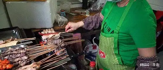  桂林脾气火爆的烧烤从地摊到小店,24年了还是只能站着吃