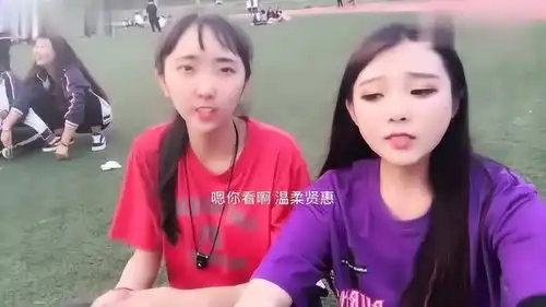  美女和她闺蜜模仿小品,这表情动作都很搞笑,简直是太厉害了