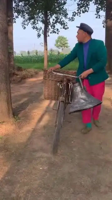 收废品的来了,生意不大,吆喝用的喇叭可不小  收废品的来了,生意不大,吆喝用的喇叭可不小