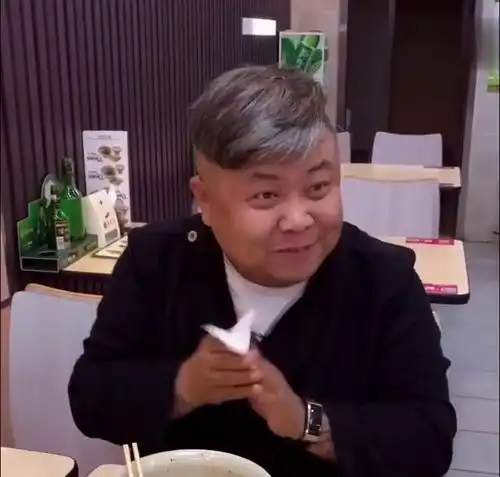  男子去饭馆吃面,竟然做出这样的事情,看到最后太搞笑了