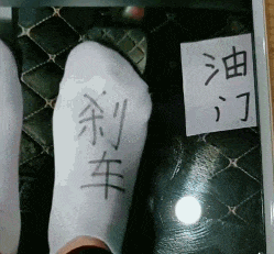  姑娘,这么单薄的裙子你也敢穿出门,身后的乘客都感到尴尬了