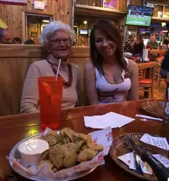 美调皮奶奶网晒幽默照受追捧  美调皮奶奶网晒幽默照受追捧