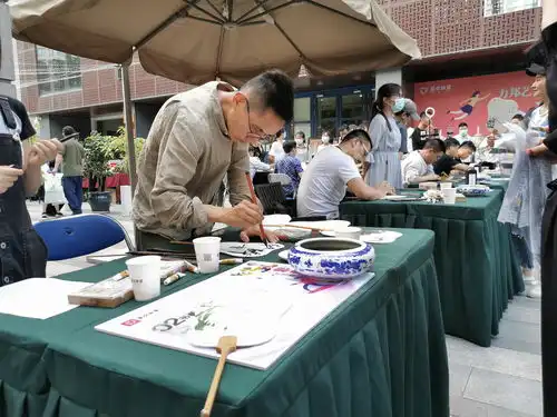  谁说玩艺术不能搞地摊经济