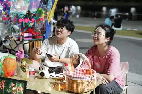 开业试运营上海不少市民自发摆地摊贴补点家用网友很接地气