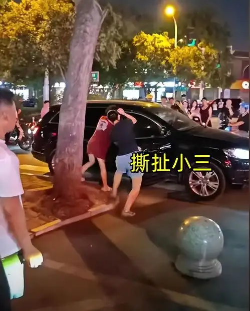  河北原配当街抓小三,丈夫挥金如土,原配挑养家重担,群众围堵
