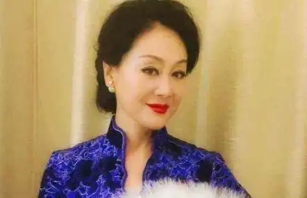  18岁出道就走红,生下智障儿子后丈夫离她而去,如今她独自抚养孩子长大