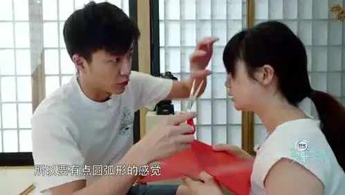  江宏杰帮福原爱剪头发剪得好用心,一点一点超小心,这画面好温馨