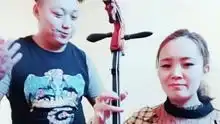 漂亮姑娘拉奏马头琴,搭配小伙子陶醉的表情,实在是太有意思了
