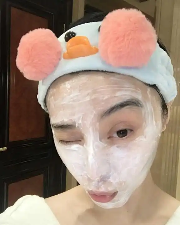  范冰冰敷面膜现高低眉,素颜自拍黑眼圈明显,粉红发带又要火