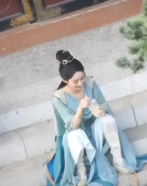  组图赵丽颖与凤行片场休息照曝光坐台阶喝奶茶俏皮可爱