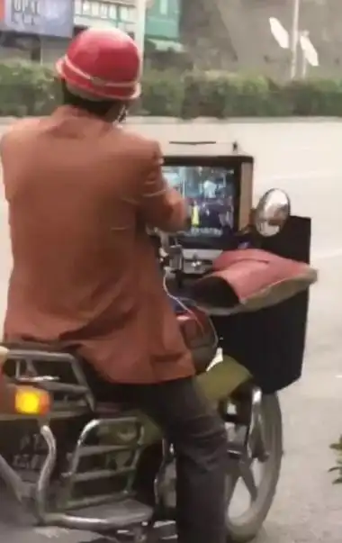 搞笑gif图片笑话段子去乡下奶奶家,老婆对奶奶说要吃八个鸡腿  搞笑gif图片笑话段子去乡下奶奶家,老婆对奶奶说要吃八个鸡腿