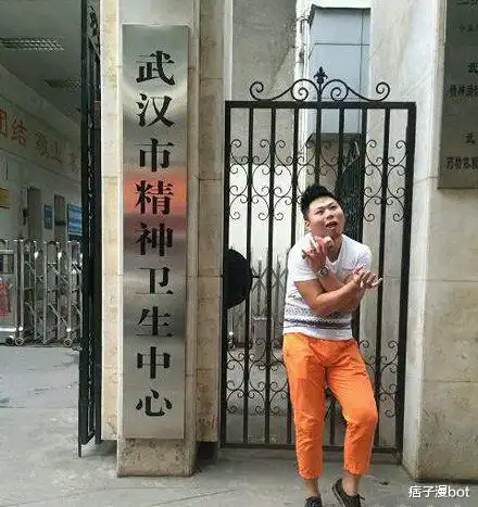 每日一笑地铁里趴着一群卖萌哥,真是吓人  每日一笑地铁里趴着一群卖萌哥,真是吓人