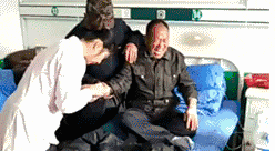 搞笑gif大爷你这表情,小时候肯定特爱哭吧  搞笑gif大爷你这表情,小时候肯定特爱哭吧