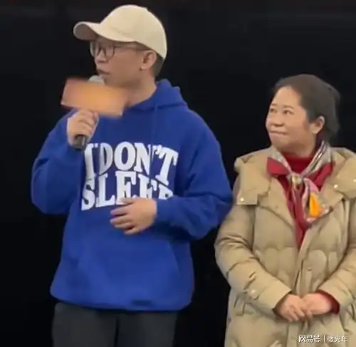  杨迪风波后首次现身,为了复出,带着老妈上台