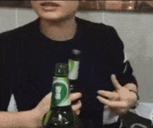  搞笑gif老板娘,你说西瓜包红包甜的,这是啥情况