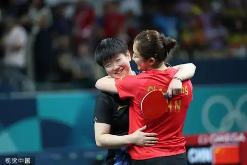  组图女乒决赛陈梦夺冠二人共举国旗开心合影
