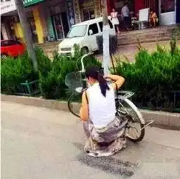  搞笑gif夏天如果穿裙子需注意,否则一不小心就...