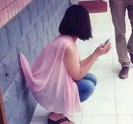  爆笑gif趣图宿舍的妹子平时上网都要这个姿势,看得我真是醉了啊