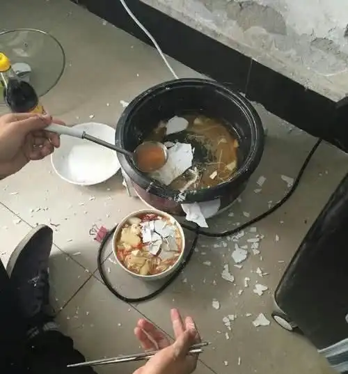  开心一刻你这做饭的场面有点激烈呀,墙皮都弄下来了