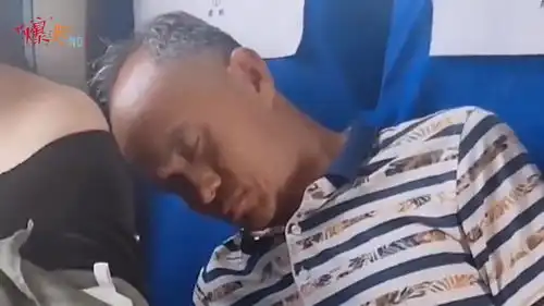  爆笑大爷这招实在老套,妹子早已看透