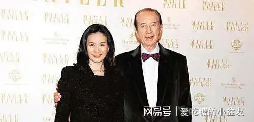 何超琼身为人妻却为陈百强扶灵,在赌王葬礼用挚爱照片,是报复  何超琼身为人妻却为陈百强扶灵,在赌王葬礼用挚爱照片,是报复