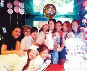  佘诗曼与众好友共度43岁生日网友关心感情状况