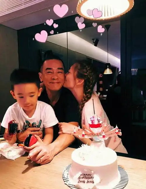  应采儿送拥抱香吻预祝老公51岁生日,陈小春一脸害羞表情搞笑