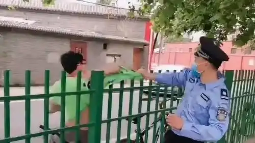  小伙抄近路翻栅栏,下一秒心态崩了,简直不要太搞笑