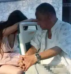  大爷偷窥美女,你看够了吗