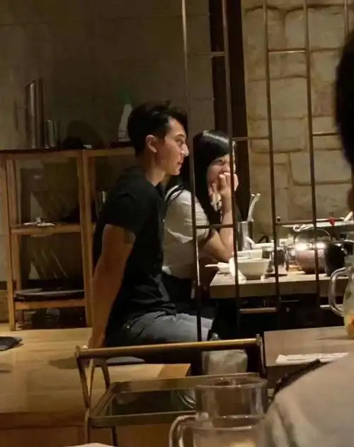 组图吴尊带老婆出门聚餐被偶遇林丽吟托腮微笑侧颜状态好  组图吴尊带老婆出门聚餐被偶遇林丽吟托腮微笑侧颜状态好