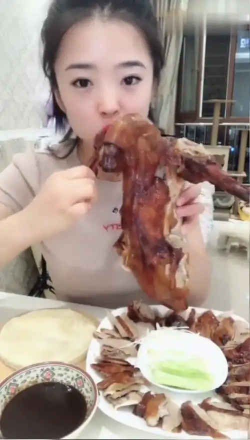 吃烤鸭还想做成汤,一看这妹子就是个地道的吃货