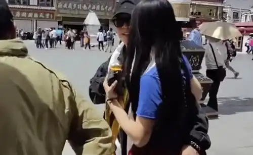  61岁李连杰拉萨求佛,幽默回应走不动传闻,现场被友人要求打太极