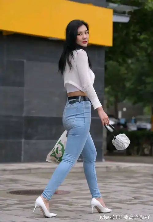  穿白色抹胸的牛仔裤美女