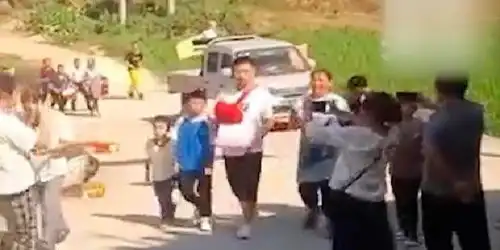  男孩考上清华大学,村民敲锣打鼓庆祝