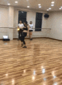 搞笑gif趣图大哥,屠龙宝刀重现江湖,你却拿来切豆腐皮用 搞笑gif趣图大哥,屠龙宝刀重现江湖,你却拿来切豆腐皮用