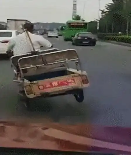  搞笑趣图是谁刚才踢我,出来,给我出来