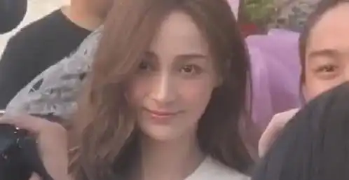  表情林志玲教堂牵手外国帅哥,男才女貌表情