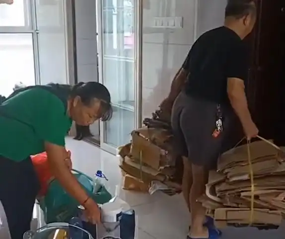 广东一家人打包废品陪婆婆驱车到150公里外地卖,原因好笑又暖心  广东一家人打包废品陪婆婆驱车到150公里外地卖,原因好笑又暖心