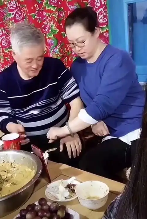  赵本山为家人烧锅做饭,和妻子马丽娟比谁白,搞怪逗家人哈哈大笑