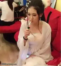 搞笑图片妹子为了考个驾照也是蛮拼的  搞笑图片妹子为了考个驾照也是蛮拼的