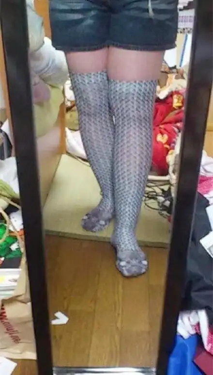 搞笑图片你只看见女神光鲜前面,却不知背后9只夹子多难受  搞笑图片你只看见女神光鲜前面,却不知背后9只夹子多难受