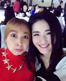  维嘉晒吴昕丑照女神形象也早已毁得一败涂地