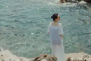  组图许晴炎炎夏日游泳享受清凉长裙湿身难掩长腿妩媚身姿