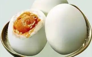  鸭蛋只会煮着吃60岁老奶奶教你腌制咸鸭蛋的土方法,好吃